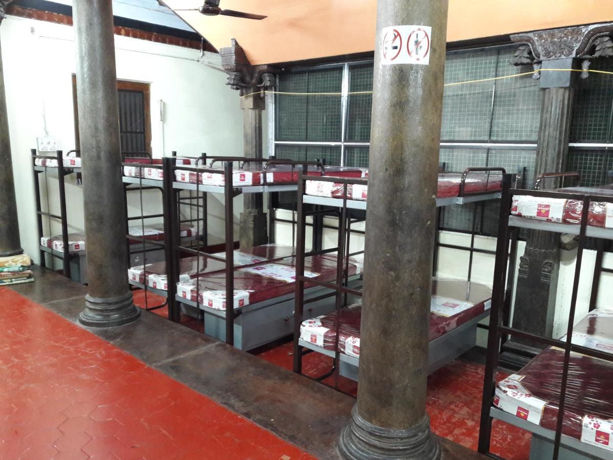 Devasthanam Lodge Thiruvananthapuram Bagian luar foto