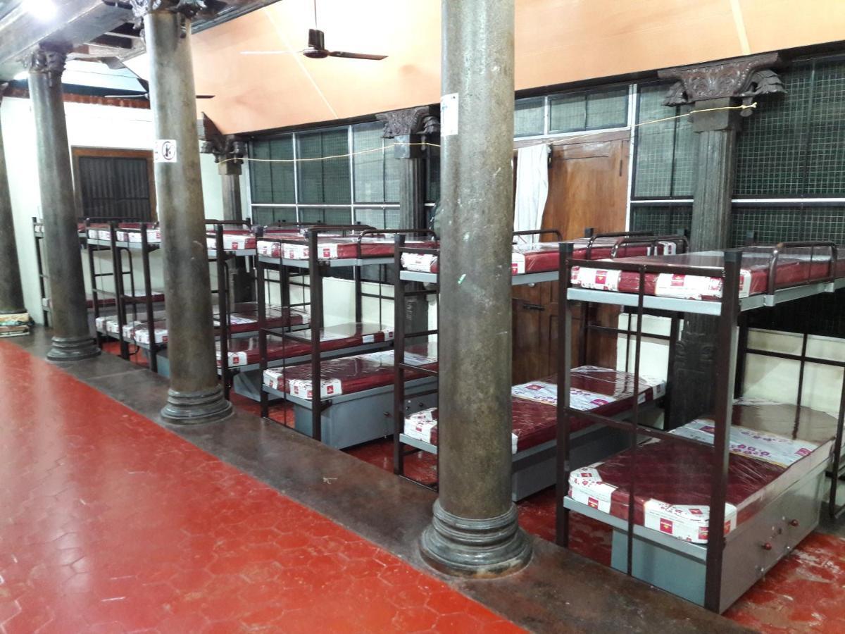 Devasthanam Lodge Thiruvananthapuram Bagian luar foto